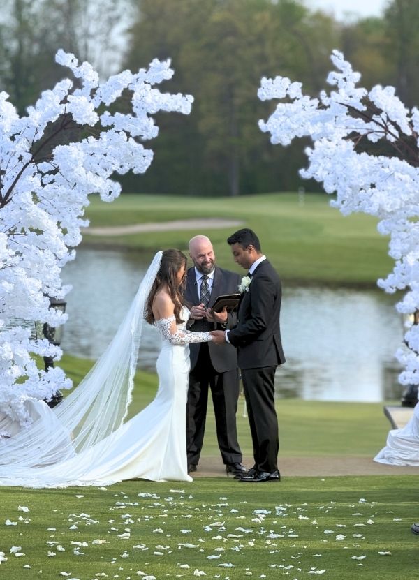 Wedding decorator at Cherry Creek Golf Club, outdoor lakeside aisle with pedestal arrangements by Bridal Insignia